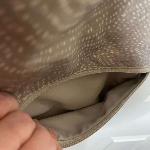 EUC Eddie Bauer gray/white 3-zipper crossbody travel bag w/ adjustable strap - Picture 9 of 11